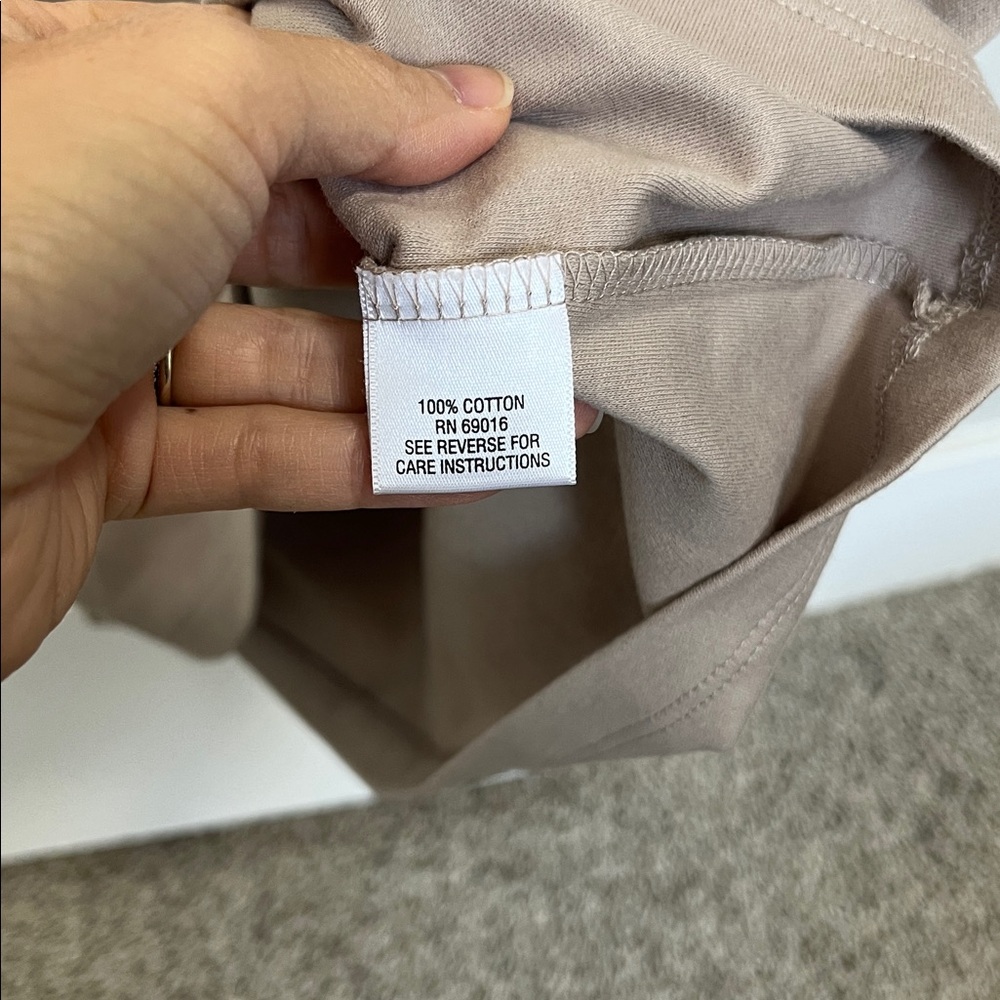 NWT basic Tee - Picture 5 of 6